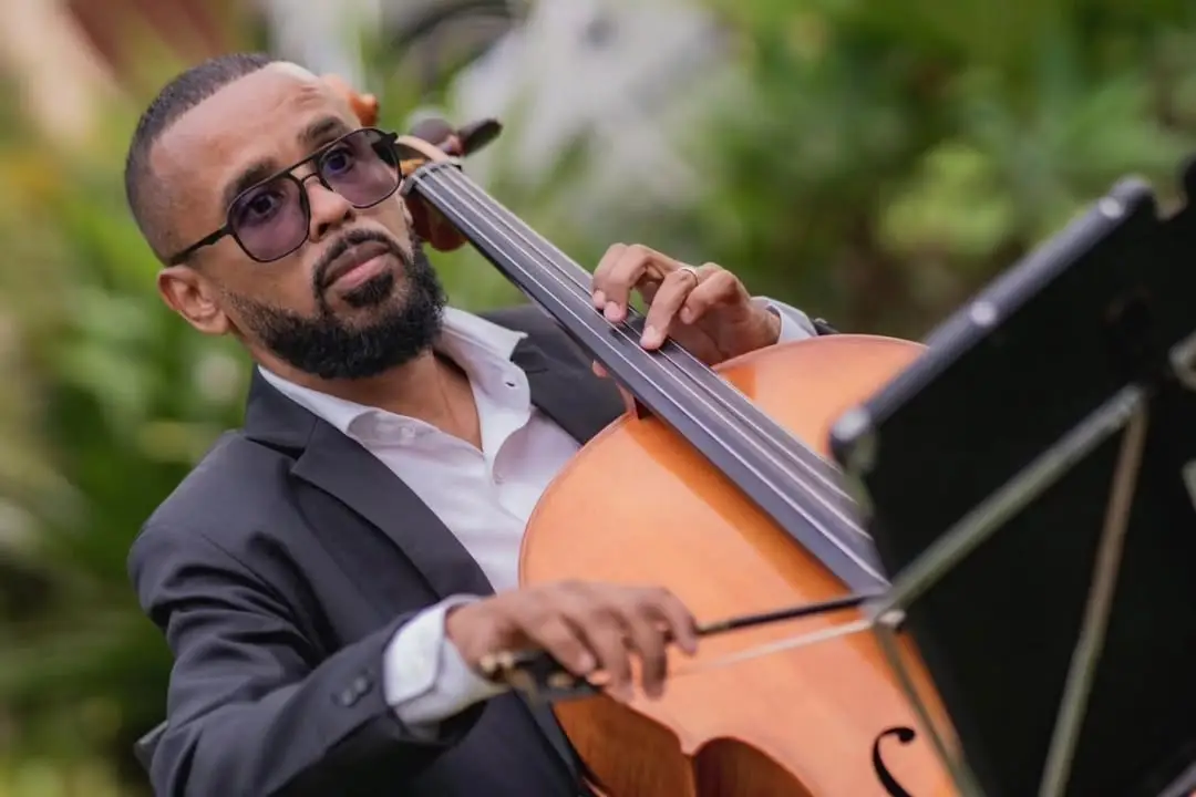 Violoncelista da First Symphony tocando em cerimônia de casamento, exemplo de formação em trio